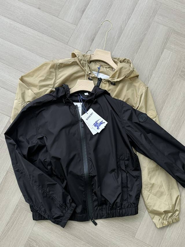 Burberry 款女士轻薄拉链外套 黑色 卡其色 烈日炎炎出门感觉超级晒去海边喔豁那可更晒了 轻薄款防晒衣抵御紫外线， 不惧阳光带来爱的关怀。