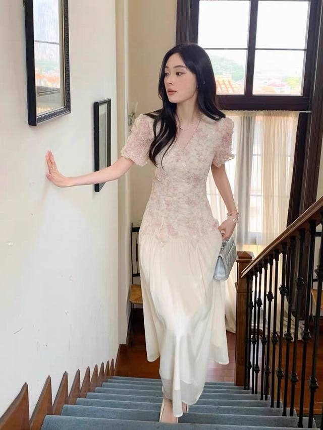 连衣裙 夏季气质温柔风高级感高个子穿搭收腰显瘦V领连衣裙女 面料：晚纱拼接天丝 Smlxl M码胸围86肩宽34腰围72裙长116 每个码胸围平铺腰围相差4厘米