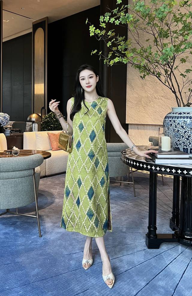 连衣裙 实拍经典简约名媛气质连衣裙 时尚舒适不挑人，上身美美美~大爆款， Sml X L 面料：缎面印花 S码胸围84肩宽35腰围76裙长117 每个码胸围平铺