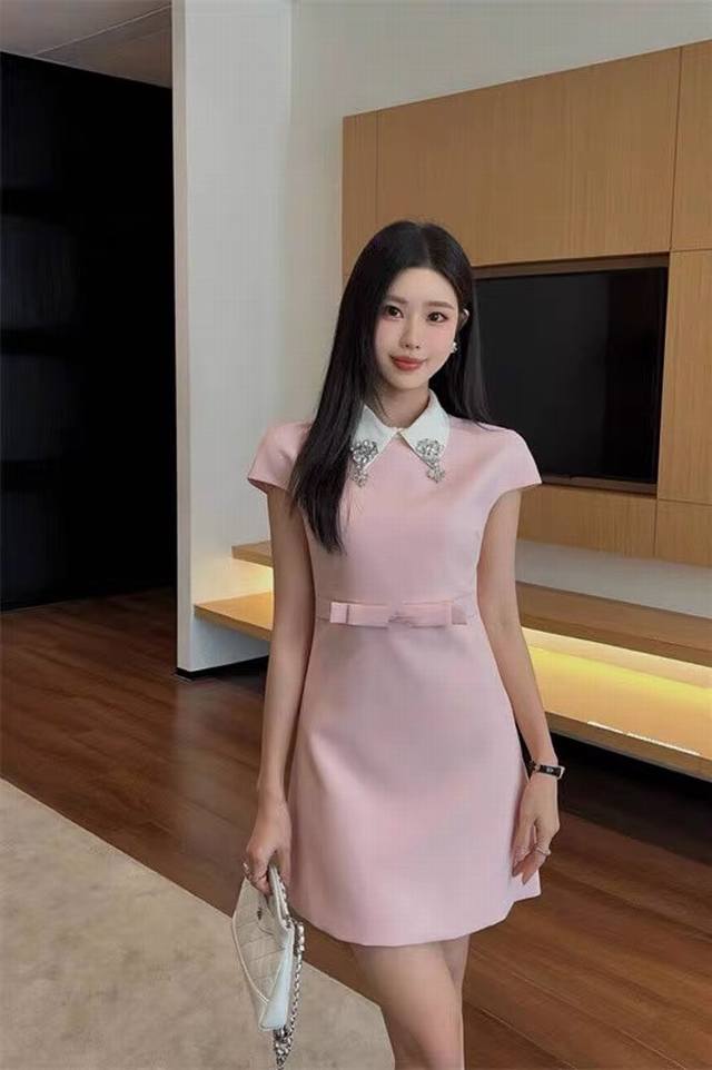 连衣裙 三角撞色烫钻翻领显瘦气质连衣裙女 面料：斜纹棉 Smlxl M码胸围86肩宽49腰围80裙长81 每个码胸围平铺腰围相差4厘米，衣长肩宽相差1厘米，以此