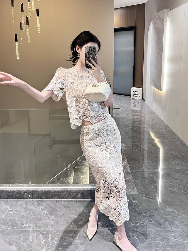 套装 新款气质优雅知性套装 ，整体一套搭配时髦指数立刻升级 廓形很美 透出几分大女人的成熟气质 显瘦又有品位 Smlxl 面料：定制水溶 M码胸围92肩宽34衣