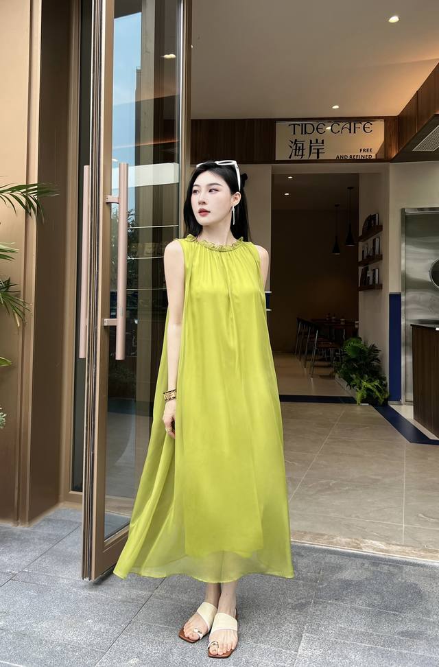 连衣裙 时尚褶皱无袖薄款网纱连衣裙女夏季宽松显瘦气质长款A字裙沙滩裙S M L X L 面料：真丝莫代尔棉 S码胸围98肩宽35腰围114裙长117 每个码胸围
