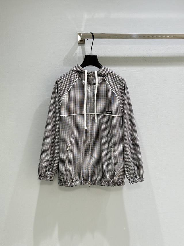 25Ss春夏新款上新！格子冲锋衣外套+格子短裤 独家Yb开发！高版出品！贴布绣精致立体。宽松休闲版型，卫衣落肩设计，视觉显瘦，随性自如，运动版型短裤，拉长腿部线