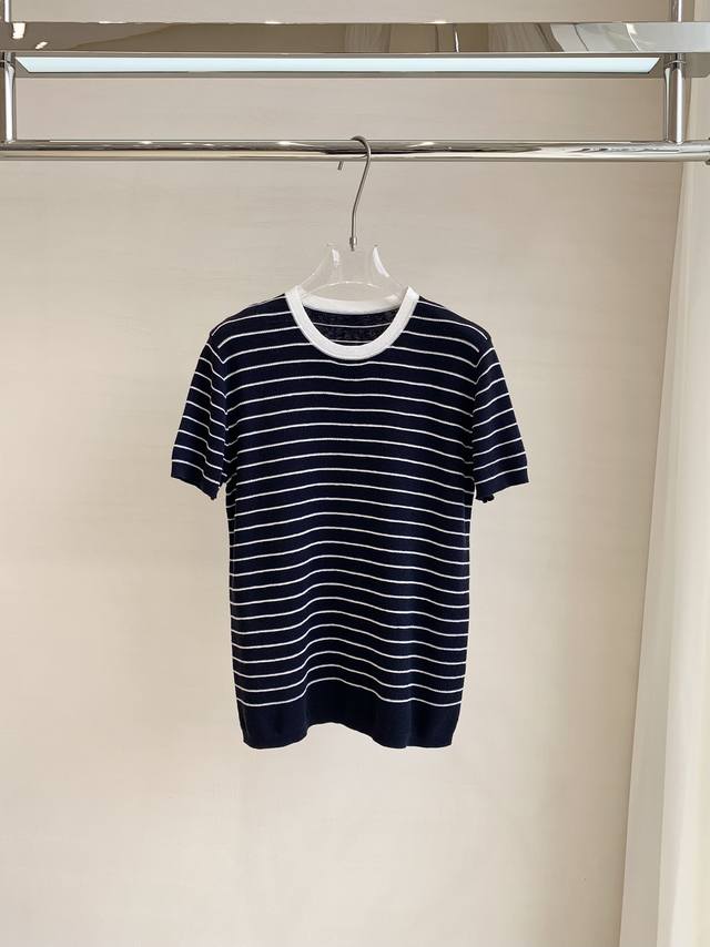 年夏季新款天丝条纹圆领短袖 面料：100%天丝 颜色：藏青色 尺寸：S-M-L 撞色条纹圆领短袖针织衫，结合了细条纹的现代感细节元素～！ 可搭配任意下装，型塑简