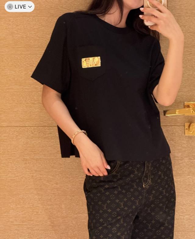25New牛仔贴布铁片口袋圆领短袖区别老花牛仔口袋款式Monogram设计真的是灵巧多变 独家定制进口Yb100%棉材质，定制柔软舒适的棉质针织，经典时髦又高级