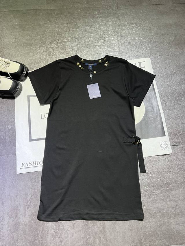 Pp 新款L*V女士黑色金属Logo领口短袖T恤连衣裙 出货啦，侧绑带调节收腰，简约款，现货Sml