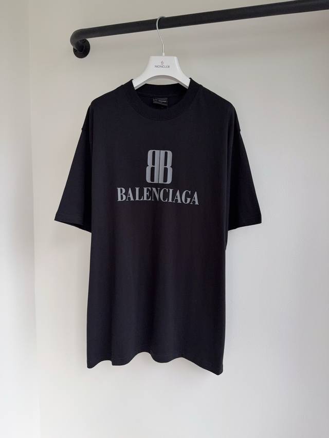 Balen25新品胸前撞色大幅度印花字母图案休闲宽松T恤出货王炸设计感 3D立体剪裁出型效果 量身定做般的舒适 万能百搭 时髦洋气、宽松又百搭 上身效果惊艳好看