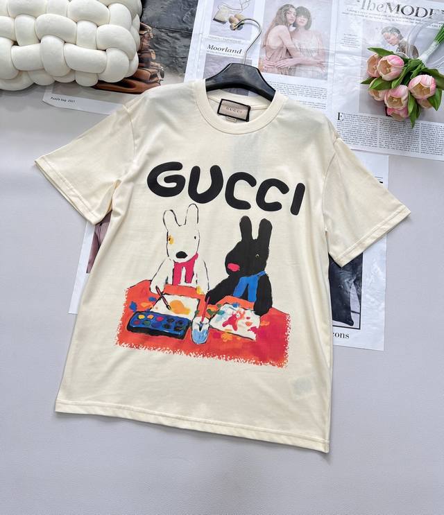 Gucci 卡通兔系列印花短袖T恤 水彩印花可爱帅气又时髦的调调！设计感十足，干净又清爽 满满的青春活力 真的狠难不爱啊！凹起造型来妥妥的好看 经典的小圆领设计