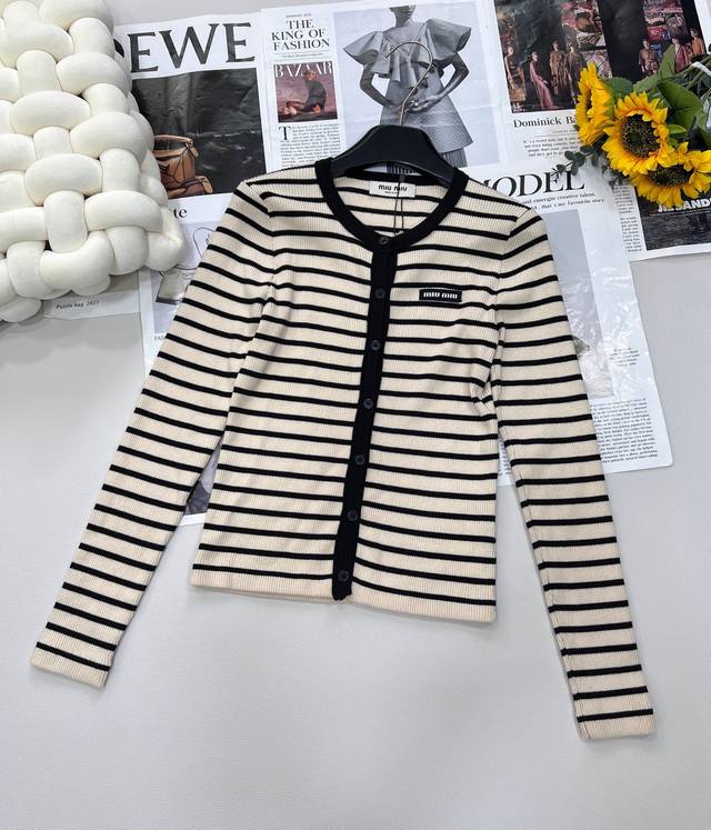 Miu Miu 25Ss新款撞色条纹弹力针织开衫 撞色条纹针织衫，百搭出彩的单品！ 整体非常高级的配色 采用100%羊毛面料，纱线手感绵软弹力又有支撑感，做出来