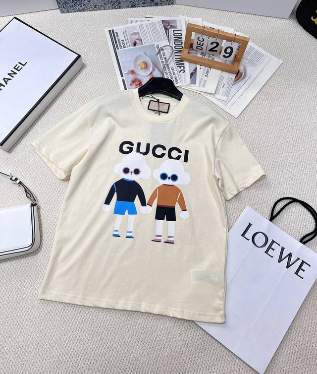 Gucci 卡通小狗印花短袖T恤 水彩印花可爱帅气又时髦的调调！设计感十足，干净又清爽 满满的青春活力 真的狠难不爱啊！凹起造型来妥妥的好看 经典的小圆领设计简