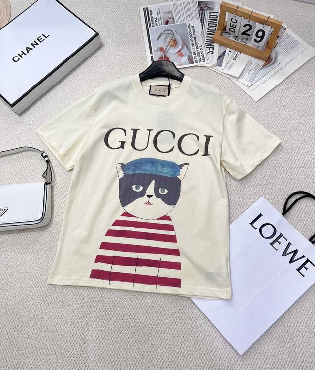 Gucci 卡通小猫印花短袖T恤 水彩印花可爱帅气又时髦的调调！设计感十足，干净又清爽 满满的青春活力 真的狠难不爱啊！凹起造型来妥妥的好看 经典的小圆领设计简