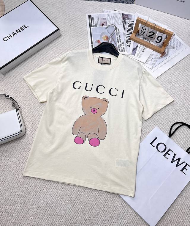 Gucci 卡通小熊印花短袖T恤 水彩印花可爱帅气又时髦的调调！设计感十足，干净又清爽 满满的青春活力 真的狠难不爱啊！凹起造型来妥妥的好看 经典的小圆领设计简