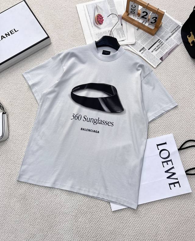 Balenciaga 联名款太阳镜印花短袖T恤 宽松版型，打造日常随性风范为衣橱注入新意这款T恤上身真的好看到爆 Oversize的版型，修饰身材显瘦好穿不挑人