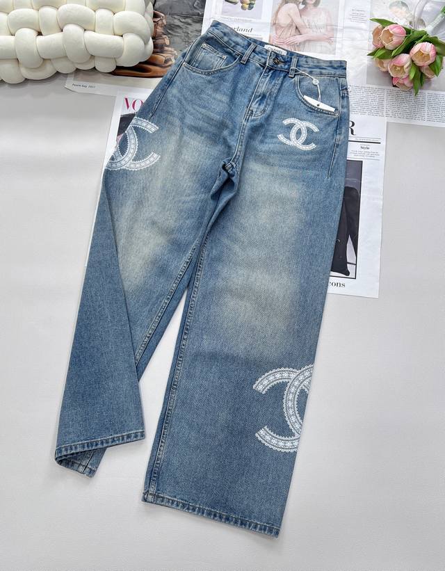 Chanel25夏季新品Ch小香蕾丝印花大Logo直筒裤 独家开模，采用高端牛仔棉面料，软的牛仔面料质地舒适上身柔软面料纹路细腻蕾丝印花Logo设计，高腰直筒版