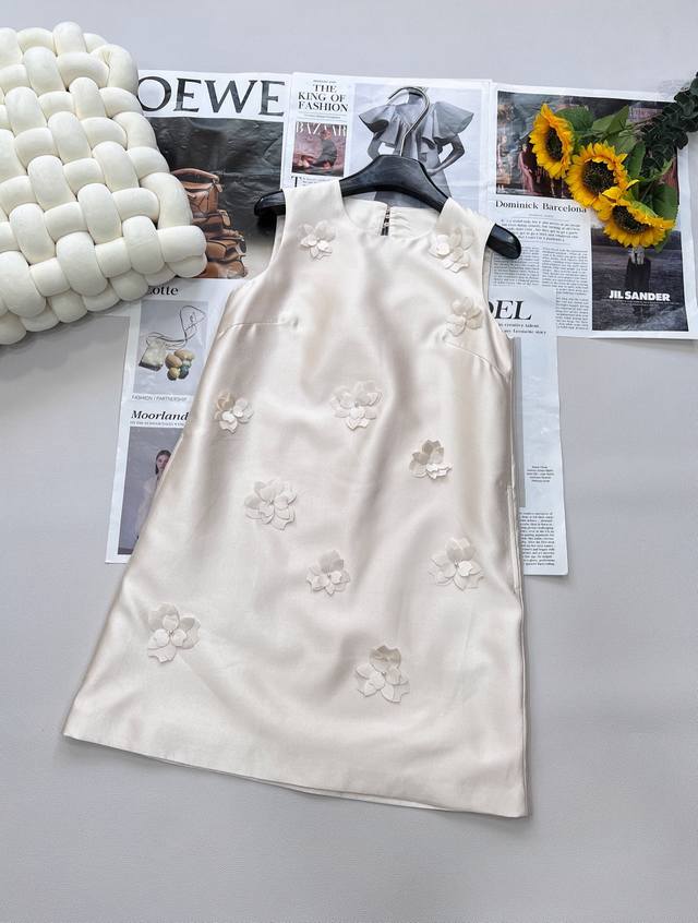 Valentino 新款花朵装饰连衣裙 花朵装饰少女感十足 好温柔的香槟色+百搭不出错的黑色 A字裙摆上身修饰身形裙摆也非常灵动 白富美必备 灵动气质名媛风十足