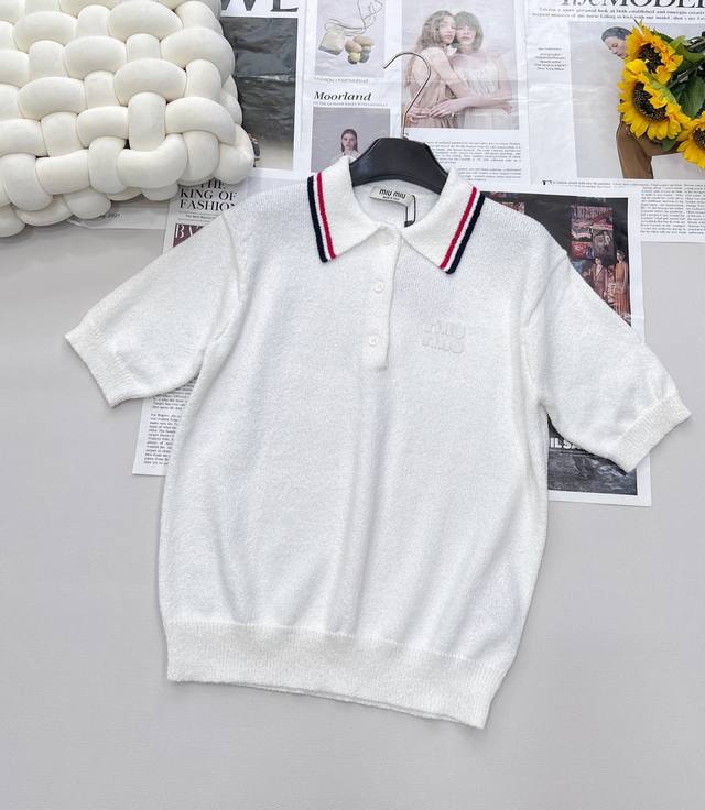 Miumiu25Ss春夏新款 学院风Polo领条纹针织衫丨独家高版出品！无可挑剔的面料搭配优秀的版型设计简直完美日常搭配各种短裤短裙或阔腿裤都很Ok！你想要穿出