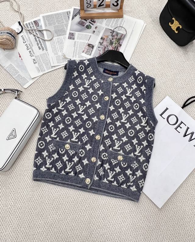 Louis Vuitton 老花Logo羊毛针织开衫马甲 复古高级感十足 撞色设计洋气又有活力 Ins 小红薯国内外都很火 绝对是本季最秀潮的资本吸睛款 必须要