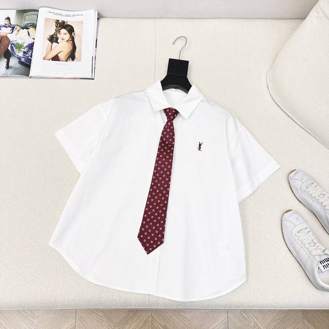 独家首发 Ysl 25Ss 春夏新款波点领带装饰短袖衬衫 经典衬衫搭配小方形波点元素领带设计优雅时髦又帅气 版型不挑人上身超显瘦 定位Logo刺绣点缀 推荐 一