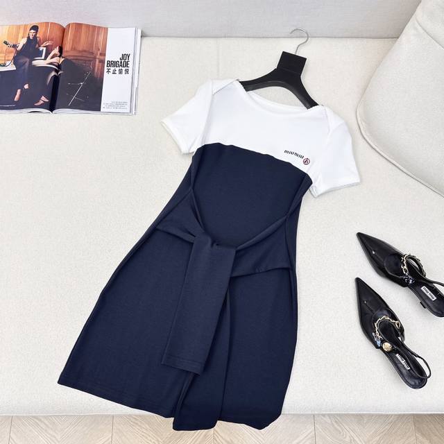 时髦装扮 Miu 25Ss 春夏最新款假两件拼接设计连衣裙 0001Fa75时髦感在线 上身轻松减龄 休闲显活力 日常出街必备裙一件式裙子 属于谁穿都好看的款式