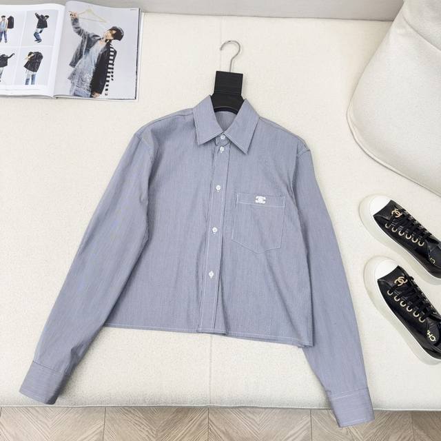 独家首发 Ce 25Ss 春夏最新款蓝色条纹短款衬衫0001Fa75宽松H版型随性又帅气 口袋刺绣小Logo装饰 通勤百搭不挑人 上身超显瘦 英伦中性风穿搭演绎