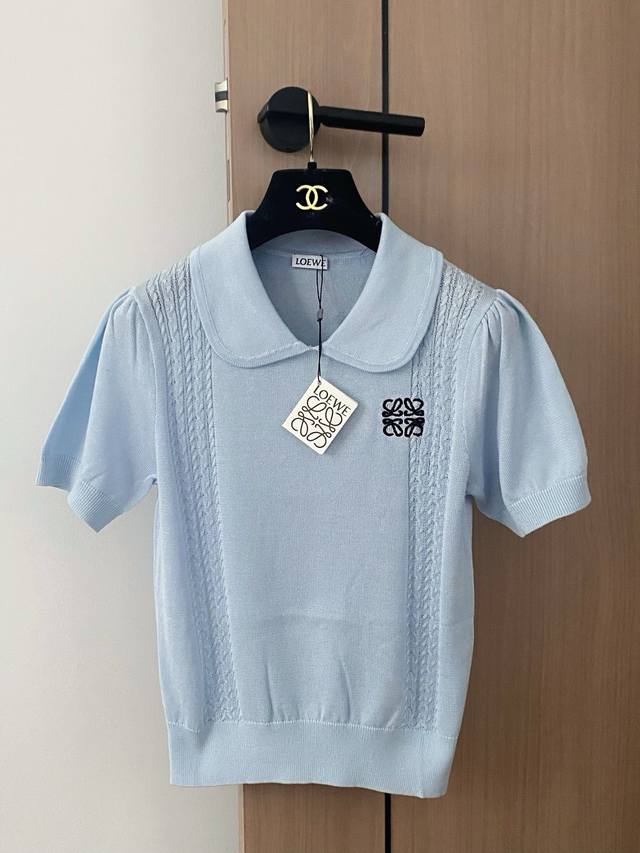 25Ss夏季新款 Loe 针织Polo领短袖 精致刺绣点缀 娃娃领显可爱竖纹麻花纹理 薄款冰丝面料 透气不闷 纯色简约 适配日常通勤 展现精致优雅感满满 两色三