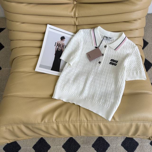 25Ss夏季新款 Miu*针织Polo衫 简约又精致 领口撞色条纹点缀 俏皮又不失优雅 胸口品牌字母标识 低调彰显格调 气质感满满 三色三码