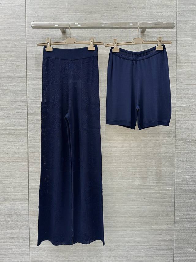 高端原单品质，独家首发 强烈推荐 He*25新品，两件套设计，镂空设计网眼绣花针织直筒长裤！超重工进口机织网眼绣花设计高级又时髦，腰头裤脚饰有罗纹滚边，乱花纹理