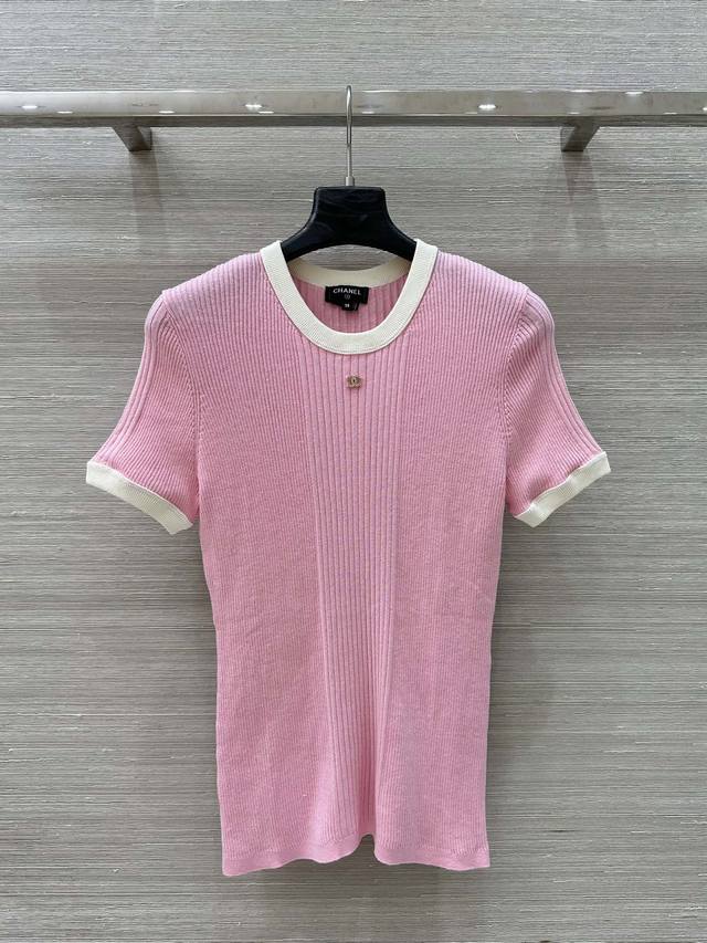 高版本出 独家首发 高端原单品质，Coco沙滩春夏新品！撞色修身针织上衣！金属装饰设计百搭减龄又时髦！瑞士机18针工艺进口纱线质感细腻舒适，学院风少女穿搭修身版