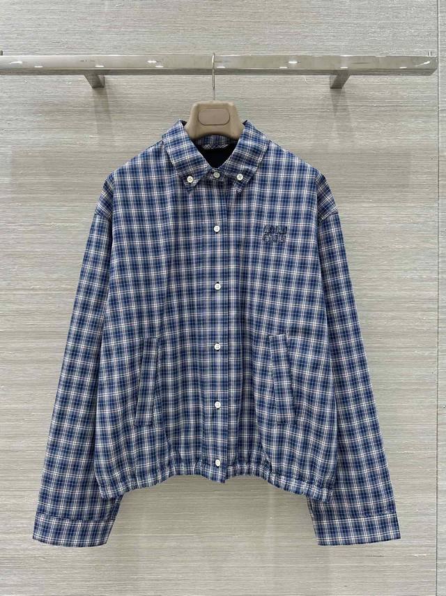 原单品质，独家首发 Miu系穿搭，25春夏新款 字母微标贴布绣格纹夹克外套！高版出品！男女同款，定织面料休闲而精致的设计风格，休闲系列廓形与Polo格纹演绎轻松
