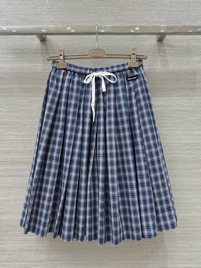 原单品质，独家首发 Miu系穿搭，25春夏新款 字母微标贴布绣格纹百褶半裙！高版出品！定织面料休闲而精致的设计风格，休闲系列廓形与Polo格纹演绎轻松自在的女性