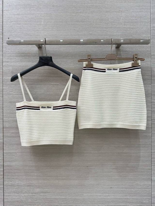 独家首发 原单品质，Miu*25春夏新品！配色条边针织吊带小背心！刺绣标签Logo低调奢华，白富美必入神器！万能百搭小短款H版型超显瘦！进口纱线定制工艺！减龄甜