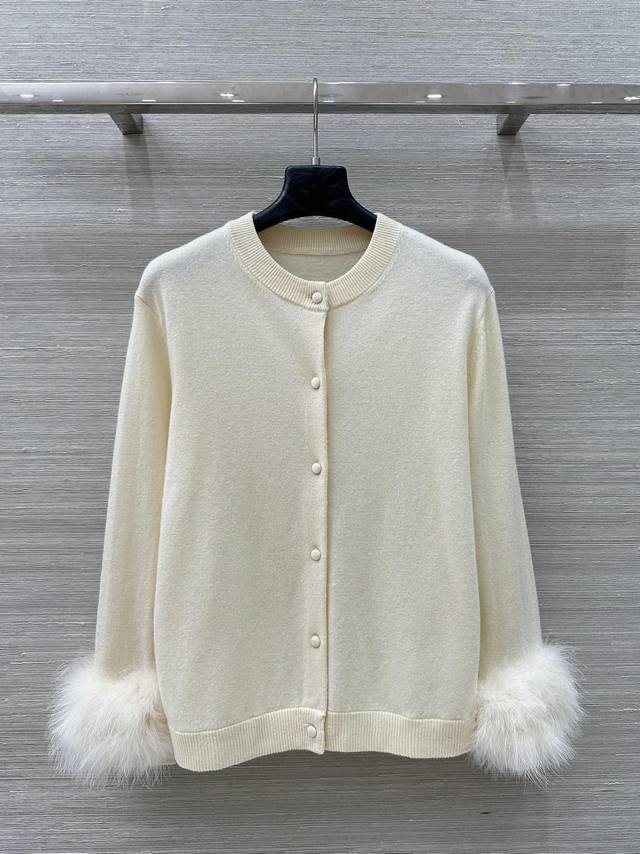 独家首发 高端原单品质，Val 25早秋新品， 浅米色羽毛手袖针织开衫！定染超温柔的色系，袖口双层鸵鸟毛装饰丰盈饱满，高贵曼妙优雅华丽！叠搭高级单品，进口羊绒羊