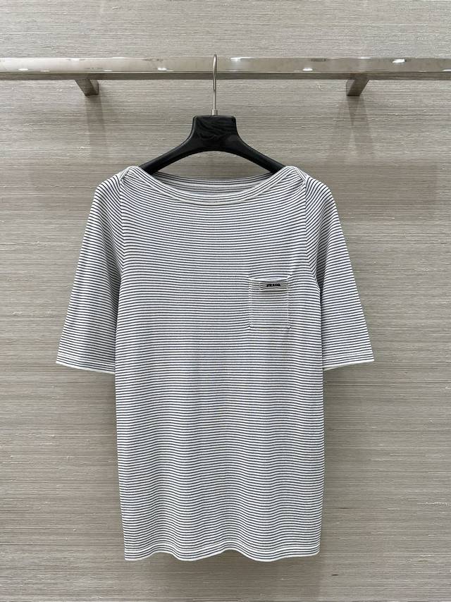 高版本出 高端原单品质，独家首发 Pr25春夏新品高智感穿搭！一字领细条纹短袖针织上衣，经典百搭减龄又时髦！瑞士机18针工艺定染纯棉纱面料细腻舒适！定位刺绣字母