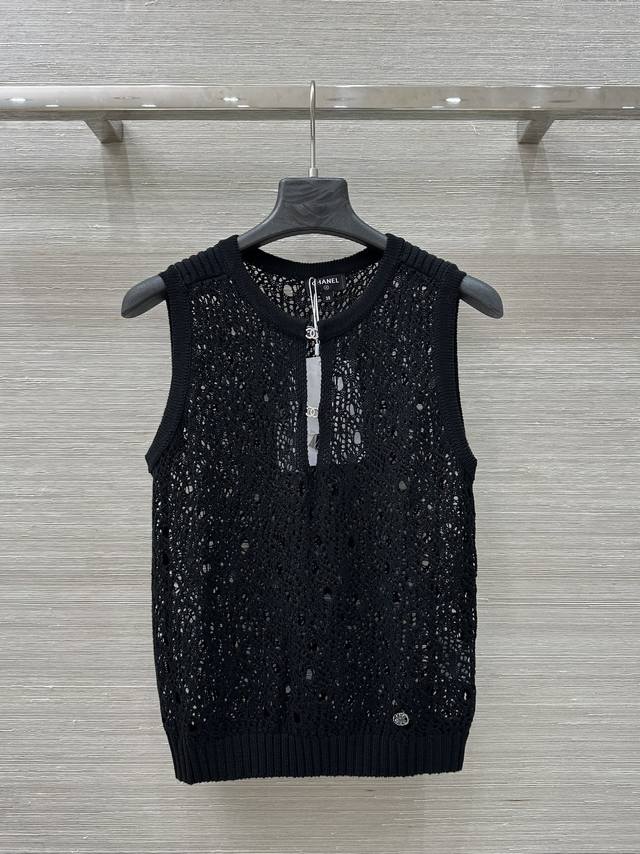 原单品质，爆单推荐 Coco女孩名媛风穿搭，25度假限定新品。胶囊个性元素 镂空设计钩织背心上衣！经典圆领H版型设计减龄时尚，上身百搭又显瘦，简洁造型单品时髦又