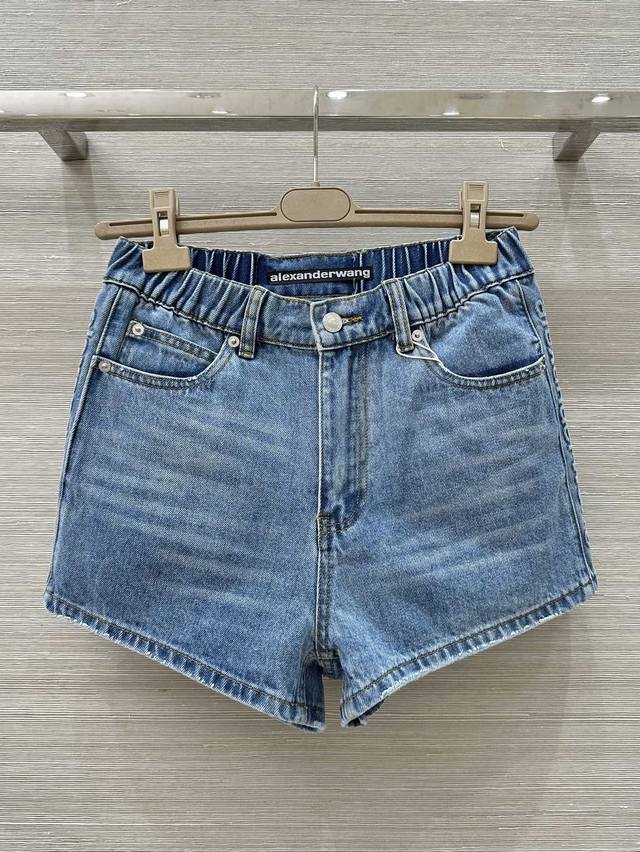 独家首发，原单品质 Aw 25春夏新款 时髦女孩侧边浮雕字母设计牛仔短裤丨独家高版出品！复古街头美感造型神器！原版定制浮雕字母，复古洗水牛仔工艺帅气又时髦。进口