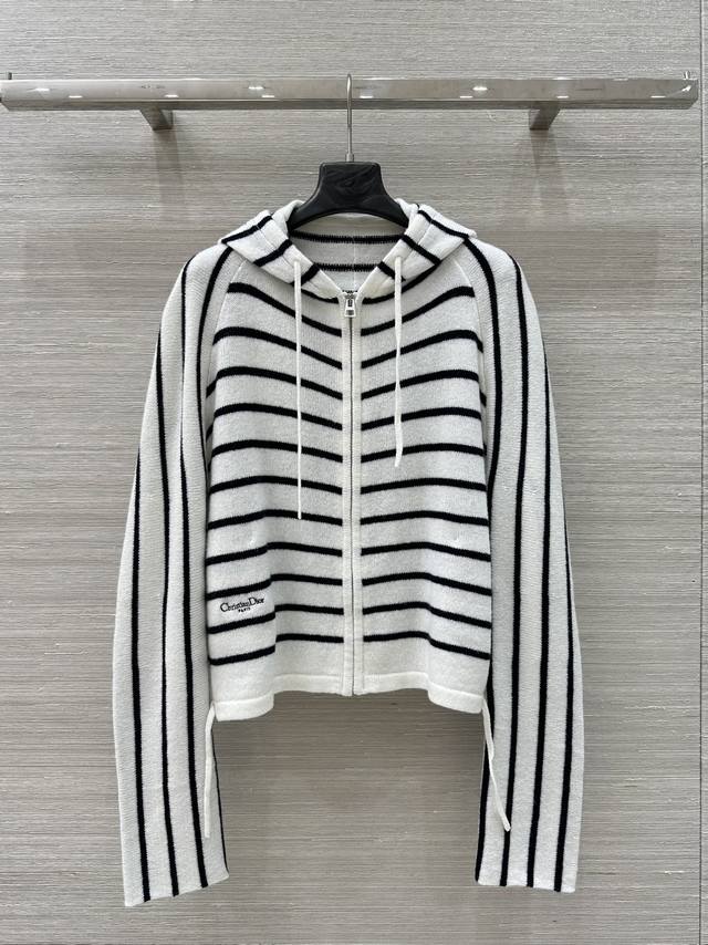 原单品质，独家首发 Missd 25早秋新品 抽绳设计抽绳条纹羊毛连帽开衫。Yb开发 高版出品 羊毛纱线织造 密实细针工艺 舒适弹力 质感十足 落肩套头毛衣剪裁