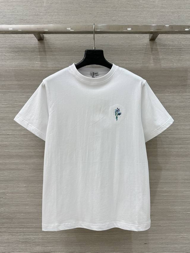 独家首发！原单品质 Lw Paula’S夏日限定时髦女孩百搭神器！定位徽章花卉刺绣白色短袖T恤，进口纯棉面料 白富美必入。简约减龄风经典版型不挑人上身显瘦又百搭