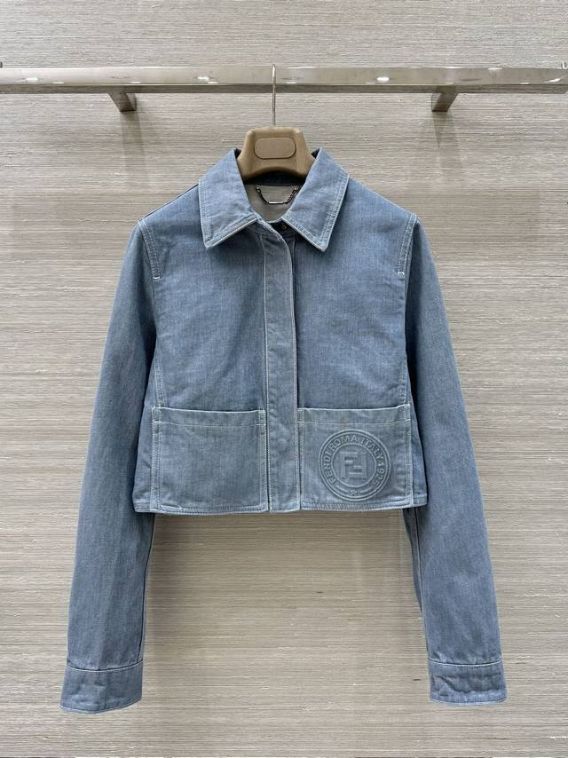独家定制，原单品质 Fe25春夏新品，雾霾蓝牛仔夹克小外套！翻领小短款设计！定制高织数密度提花牛仔棉面料质感挺阔细腻！经典版型可甜可盐气质少女风！口袋处定位Lo
