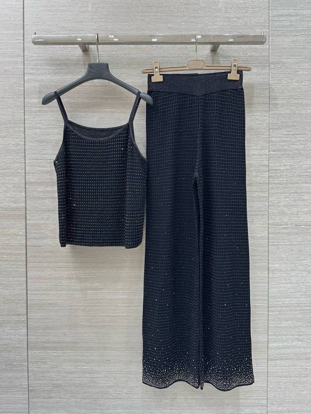 原单品质，独家首发 Es 春夏新品，满天繁星系列，金丝格纹烫钻针织小吊带。代购爆款！时髦精必入低调清新气质一整个爱住！名媛风知性气质！经典圆领H版型上身显瘦高挑