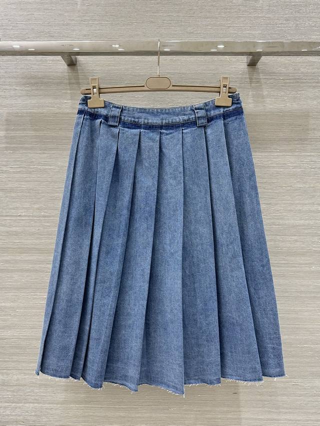 原单品质，独家首发 Miu系穿搭，25春夏新款 复古字母刺绣丹宁牛仔百褶半裙。高版出品！采用进口丹宁牛仔面料，质感高级.版型挺括。浅蓝色牛仔面料，自带清新感，每