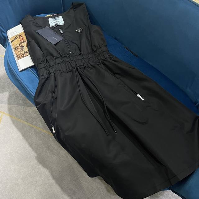 Prad*24Ss 尼龙收腰连衣裙 定制Yb进口环保尼龙材质 挺括有型 圆领拉链设计 腰部松紧织带装饰 可调节腰围 时尚感Up 胸前饰以三角标点睛 下摆两侧拉着