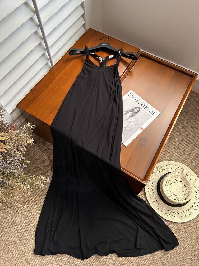 5夏款更新-挂脖连衣裙 100%棉 黑色挂脖长裙，是时尚与慵懒的完美融合。V领口，悄然勾勒出迷人颈部线条，释放低调的性感魅力。流畅的裙摆垂坠而下，行走间尽显随性