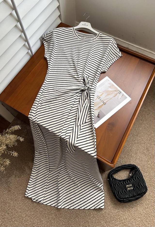 5夏款更新-条纹连衣裙 100%棉 经典黑白条纹，简约却不失格调。这款连衣裙以流畅线条勾勒身姿，一侧别致的打结设计，巧妙增添随性感与层次感。短袖设计适配多种场合