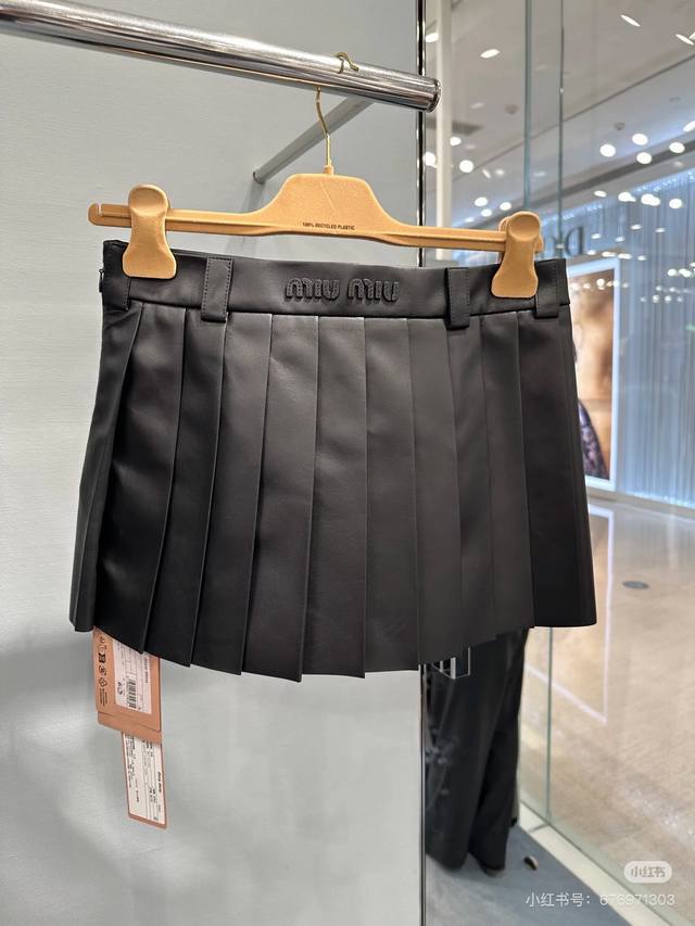Miu*25Ss早春新款百褶短裙。原版开发 高版出品！高腰百褶裙身，前后片重磅高温处理百褶工艺，褶位和褶量精致，垂坠有型 突出学院风效果，短款裙长把腿长优势发挥