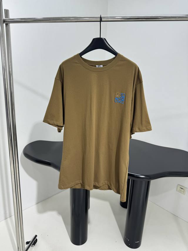25新品棉质刺绣T恤 柔软棉质针织面料制作 饰品牌标识刺绣图案 圆领领口 落肩设计 男女同款 ：棕色 ： Sml