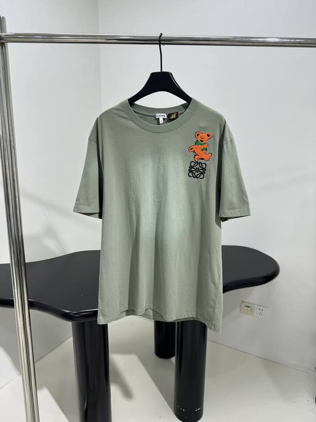 X Grateful Dead联名新品小熊T恤 轻盈扎染棉质面料 胸口饰有品牌标识和小熊图案刺绣 圆领领口 落肩设计 男女同款 联名系列 ：庭芜绿 ： Sml