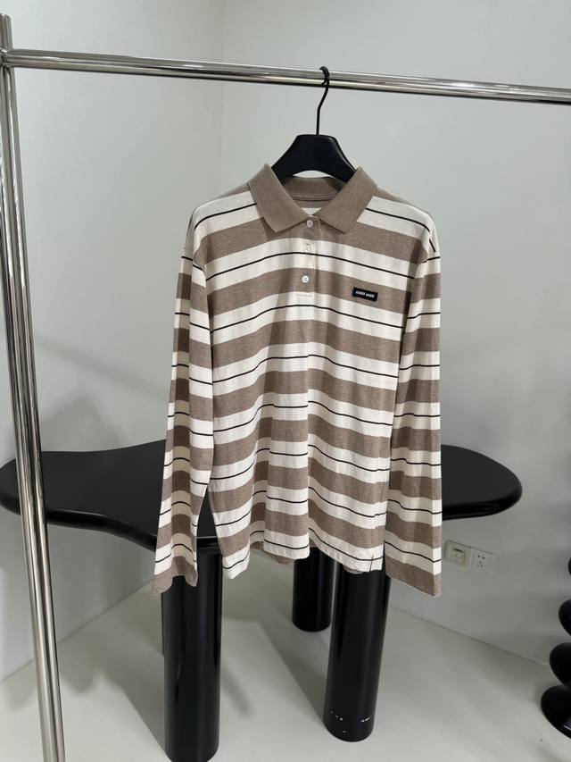 25新品长袖Polot恤 这款棉质针织T恤饰有多色条纹图案 经典Polo领口直筒版型T恤 胸口饰有品牌标识徽标贴饰 双头钩针下摆 休闲单品 男女同款 ：棕色 ：