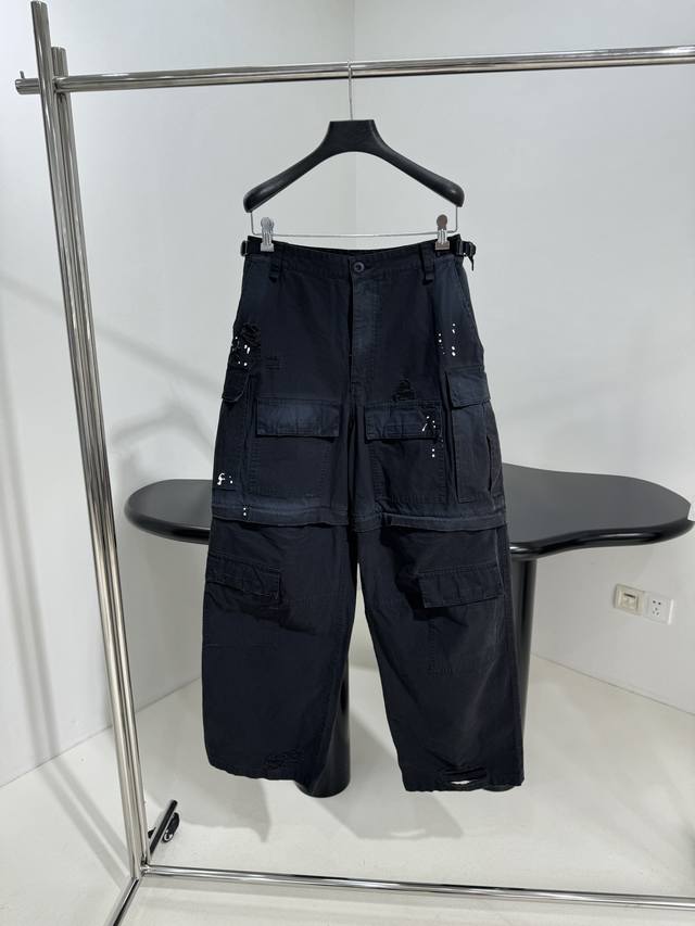 新品Cargo大号泼墨工装长裤 定制暗格纹尼龙面料 大号版型剪裁，正面背面各设有2个魔术贴翻盖口袋 设有腰拌可调节腰围 膝盖设有1条拉链，可拆卸裤腿底部 秒变短