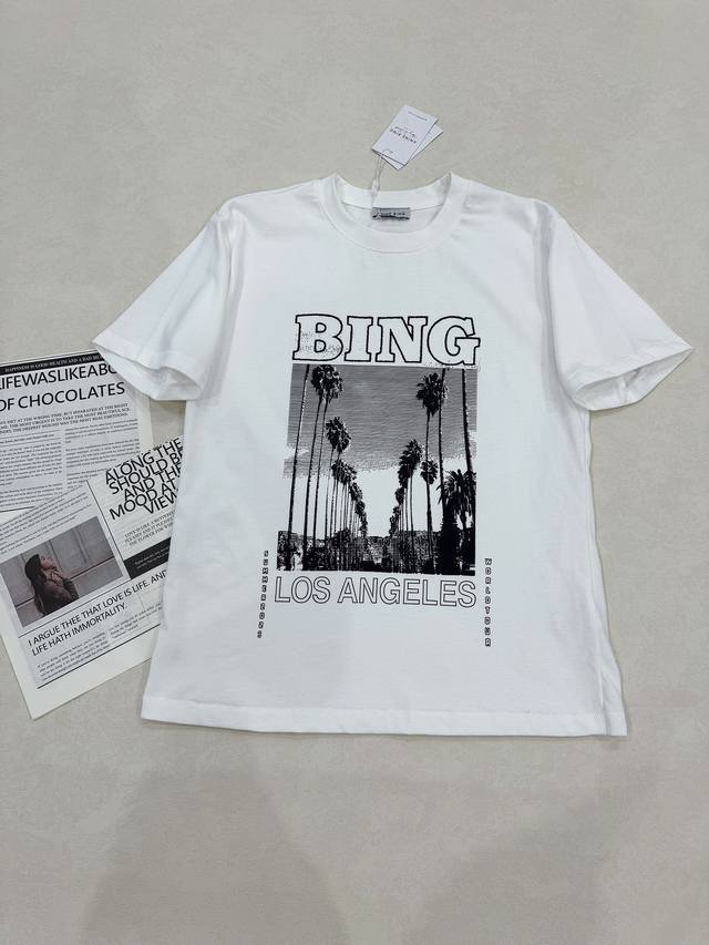 有种海边度假的惬意感～ Nine Bi*G 象牙白Bing字母椰树图案纯棉短袖T恤 高清晰度的印花工艺 一眼印入眼帘 黑白灰的色调世界很显高级 后领口立体胶印字