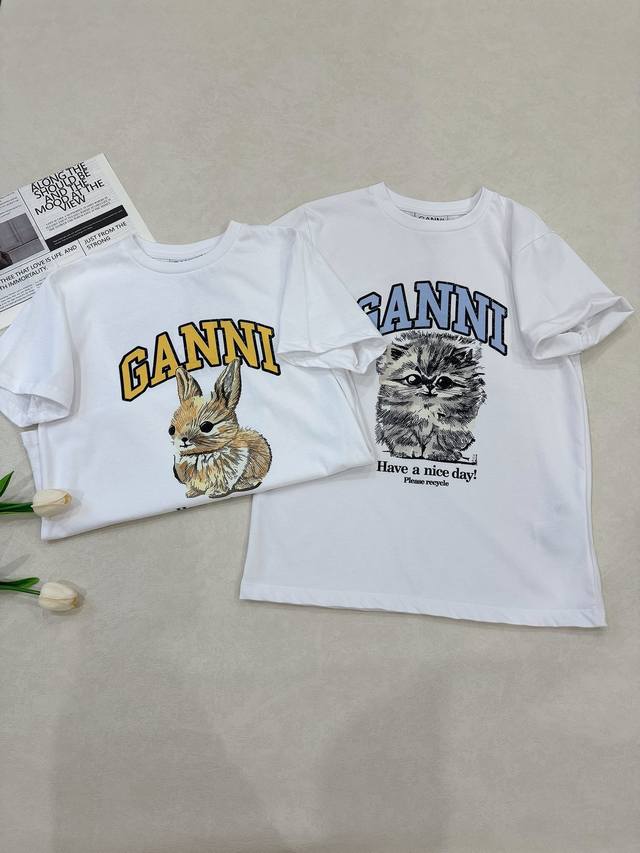 夏日百搭. Gann* 家又出新款图案啦 永远都是惊喜不断 可爱小兔子和萌宠的小猫咪印花纯棉T恤 黄白配色和蓝白配色 清新自然 给生活增添一抹色彩 非常舒适的视